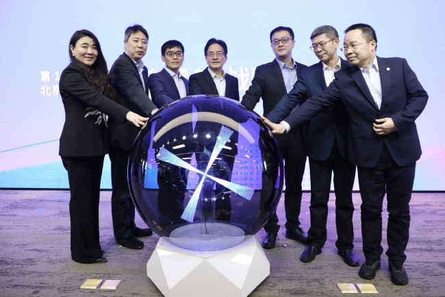 黑色丝袜吻戏亲胸摸腿